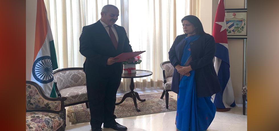 Minister of State for External Affairs, Smt. Meenakashi Lekhi welcomes the new Ambassador of Cuba to India H.E. Alejandro Simancas Marin