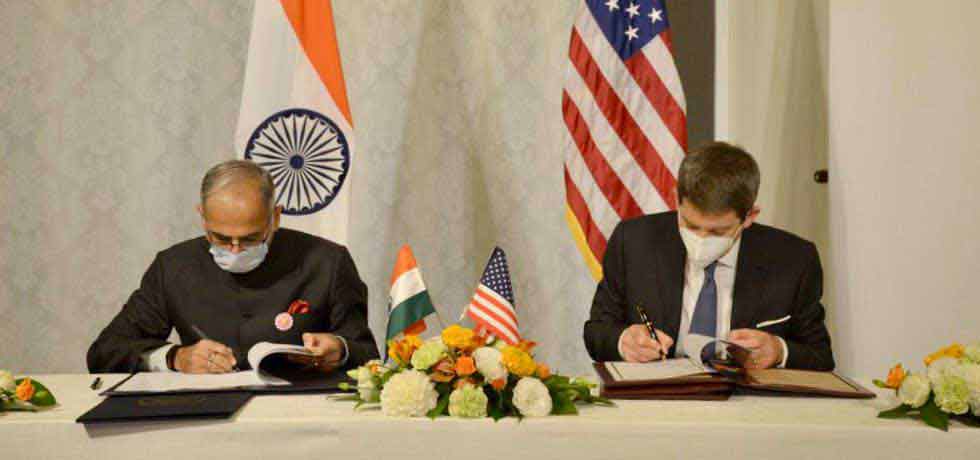 Foreign Secretary Shri Vinay Kwatra and CEO of U.S. International Development Finance Corporation Mr. Scott Nathan sign the India-USA Investment Incentive Agreement (IIA)