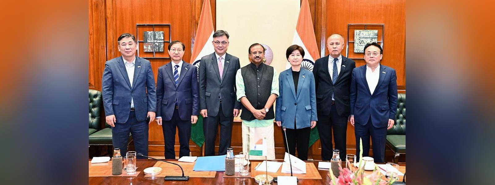 Minister of State for External Affairs Shri V. Muraleedharan  received a Parliamentary delegation from Republic of Korea in New Delhi