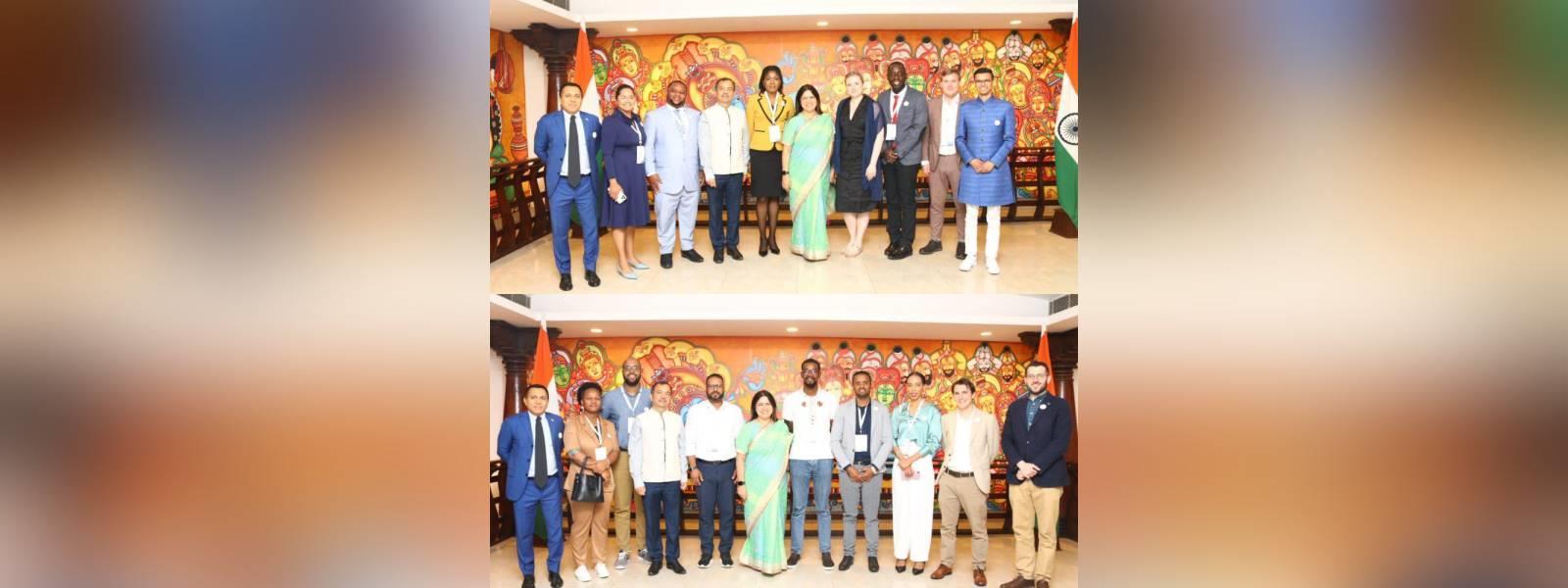 विदेश राज्य मंत्री श्रीमती मीनाक्षी लेखी ने नई दिल्ली में ICCR के जेननेक्स्ट डेमोक्रेसी नेटवर्क प्रोग्राम के हिस्से के रूप में 9 देशों के 28 युवा नेताओं के एक समूह की मेजबानी की