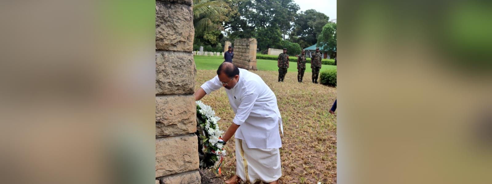 Minister of State for External Affairs Shri V. Muraleedharan paid tribute to Indian soldiers at the Commonwealth War Memorial in Dar es Salaam, Tanzania