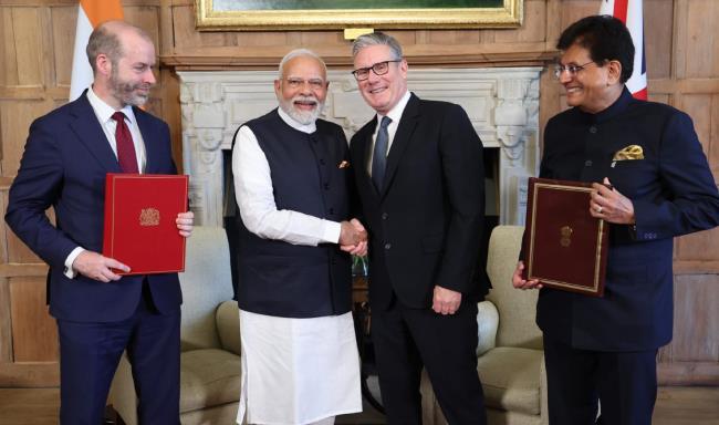 प्रधानमंत्री श्री नरेन्द्र मोदी की यूनाइटेड किंगडम की आधिकारिक यात्रा के दौरान भारत-यूके व्यापक आर्थिक एवं व्यापार समझौते (सीईटीए) पर हस्ताक्षर किए गए और उनका आदान-प्रदान हुआ