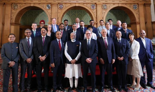 प्रधानमंत्री श्री नरेन्द्र मोदी और यूनाइटेड किंगडम के प्रधानमंत्री माननीय सर कीर स्टार्मर ने लंदन में ऐतिहासिक भारत-यूके व्यापक आर्थिक एवं व्यापार समझौते (सीईटीए) पर हस्ताक्षर किए और भारत व यूके के व्यापार जगत के अग्रणियों से मुलाकात की
